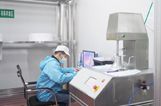 ??在國內(nèi)醫(yī)用防護服緊缺的緊急情況下，新鑫公司當即轉(zhuǎn)產(chǎn)，生產(chǎn)醫(yī)用防護服、靴套、熔噴布等緊缺防疫物資。
